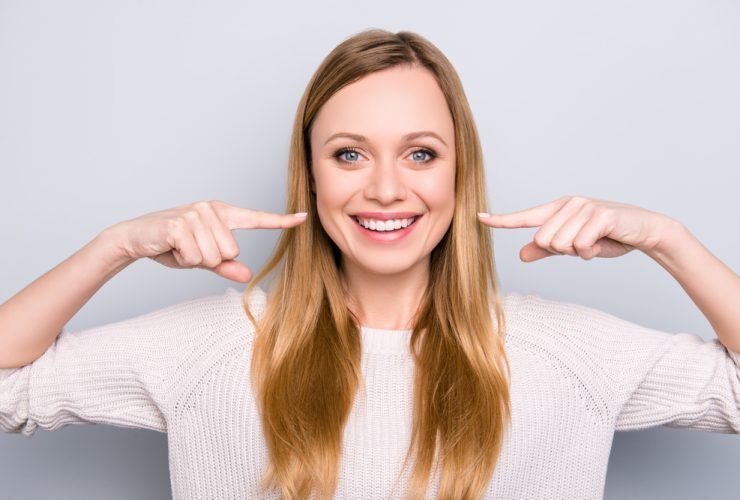 Carillas dentales y mujer sonriendo